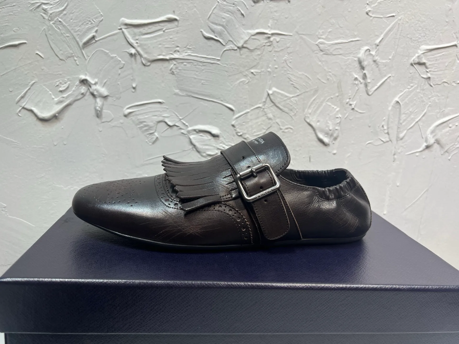 P820 ​​prada derby2025 spring and autumn latest Prada slip-on retro men's leather shoes, Shuffle tassel strap Monk shoes, original one-to-one development, outsole one-to-one molding, upper cowhide, lining and foot cowhide, rubber sole, original packaging Code number: 39-46